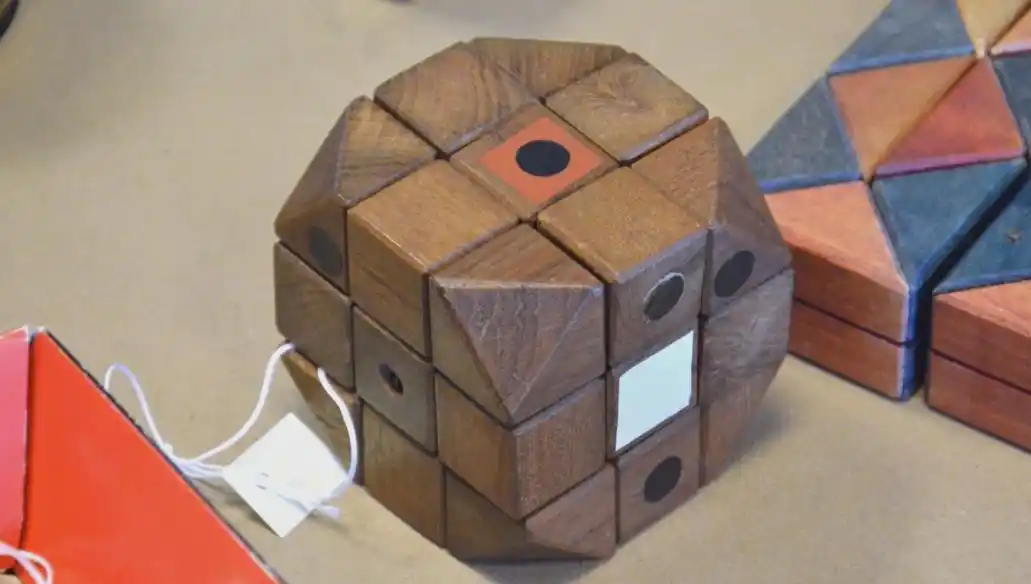 第一款 3×3×3 机械式魔方（Magic Cube）发明